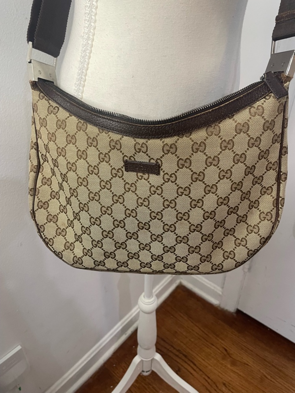 Authentic Gucci Beige GG Canvas Shoulder Bag with Black Strap - Picture 2 of 13